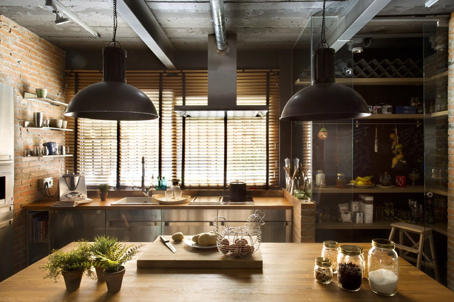 подвесные светильники в интерьере кухни лофт