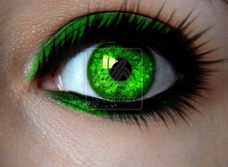 Зеленые глаза на свету. Зеленые линзы. Зелёные глаза. Ядовито-зеленый цвет глаз. Изумрудно зеленые глаза.