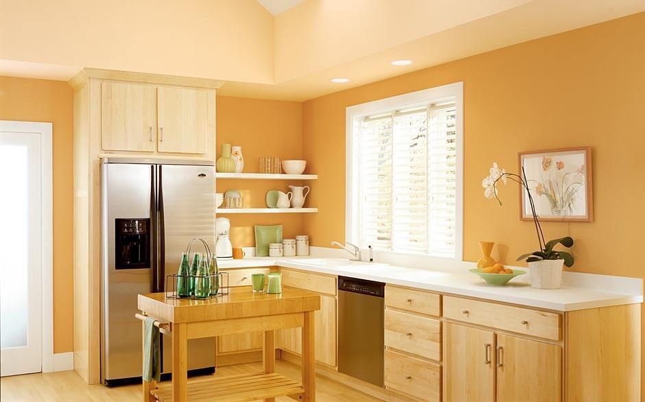 Чем можно покрасить кухню. Крашеные стены на кухне. Интерьер покраски кухни. Окрашивание стен на кухне. Желтые стены на кухне.