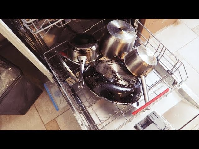 Кастрюля можно мыть в посудомоечной машине. Посудомойка для кастрюль и сковородок. Кастрюли в посудомойке. Кастрюля моечная машина. Сковорода в посудомоечной машине.