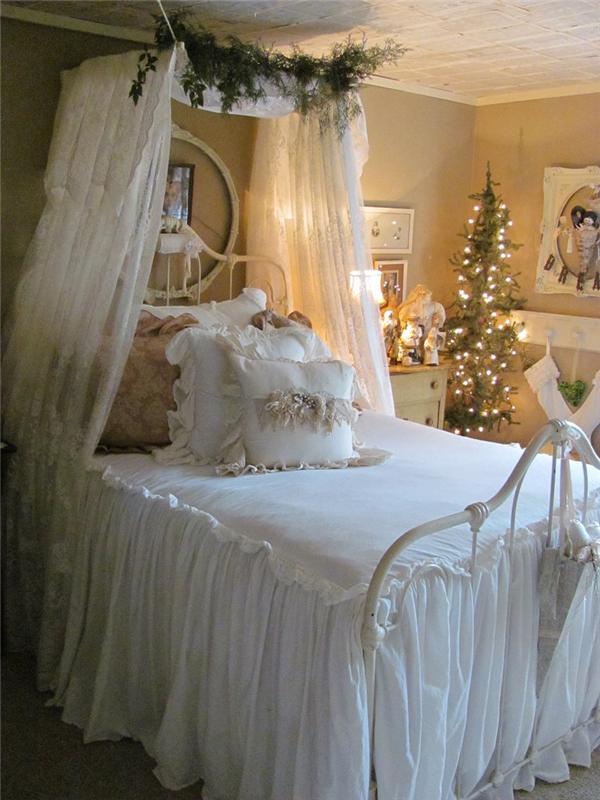 Новогоднее украшение спальни с балдахином