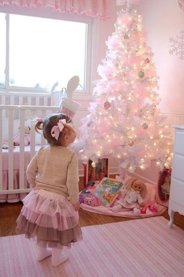 Новогоднее украшение детской с белой елкой
