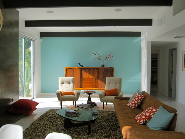 Дизайн интерьера гостиной с голубой стеной в стиле ретро