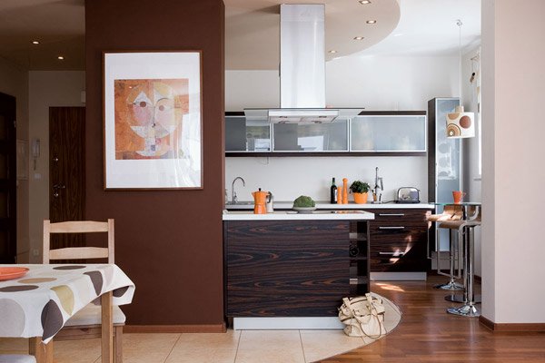 Дизайн кухонной зоны в нише квартиры