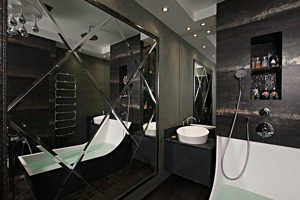 Дизайн черно-белой ванны с зеркальным декором