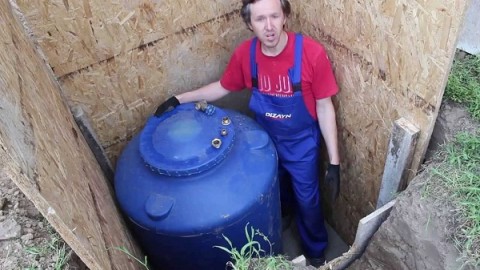 Установка бака в кессоне из водостойких плит Установка бака в кессоне из водостойких плит