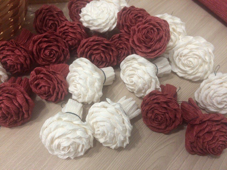 Букет из туалетной бумаги. Розочка из туалетной бумаги. Розы из гофрированной бумаги. Розы из крепированной бумаги. Букет роз из туалетной бумаги.