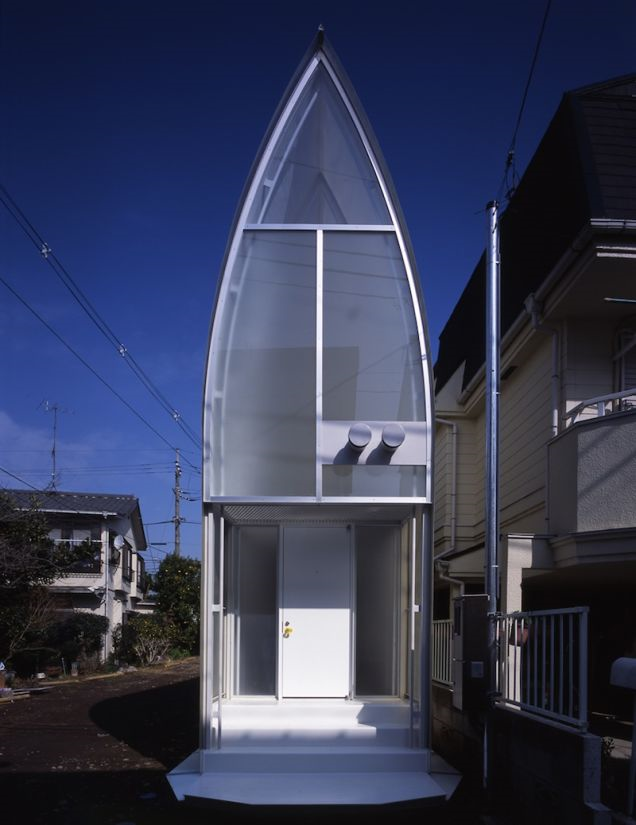 3. Дом «Счастливые капли» (Lucky Drops) в Японии от Atelier TEKUTO, 2005 г. Это длинный, узкий дом трапециевидной формы, ширина основания 3,2 м, высота 29,3 м. в мире, дома, люди