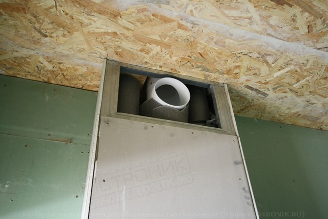 Отделка вентиляционного. Вытяжная система вентиляции в санузлах. Вентиляционный короб в частном доме. Вытяжка через потолок. Вентиляционный короб в стене.