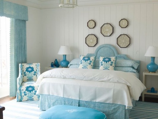Сочетание белого и голубого цвета в спальне