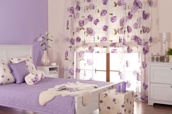 Однотонные обои удачно сочетаются  с белыми шторами с фиолетовыми цветами
