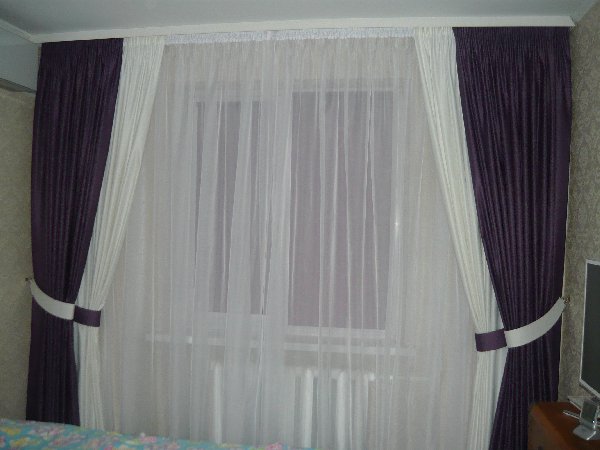 Воздушный полотна для широкого окна в спальне