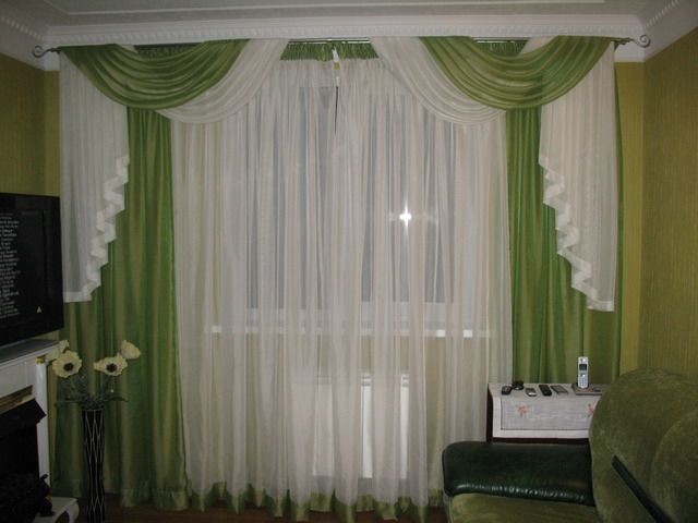 Белые шторы с зелеными вставками