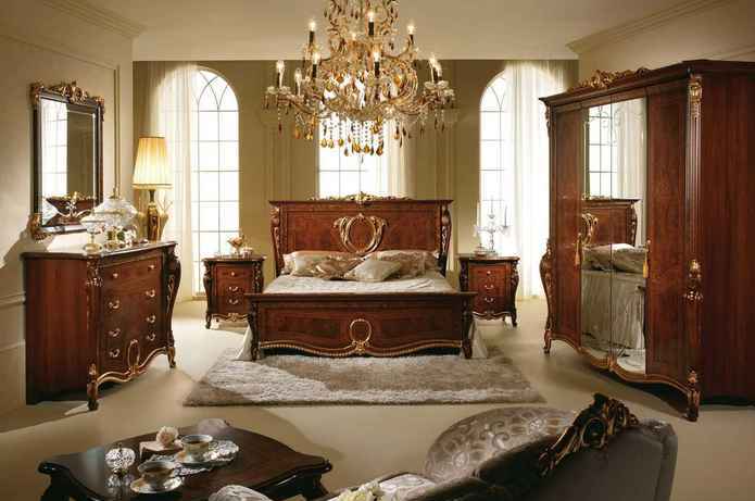 Богатый мебельный гарнитур в спальне