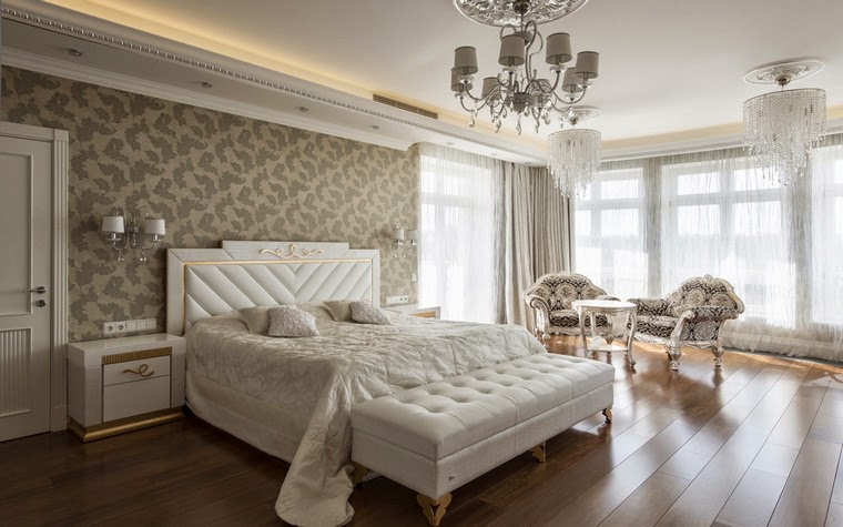 Белый потолок в спальне классического стиля