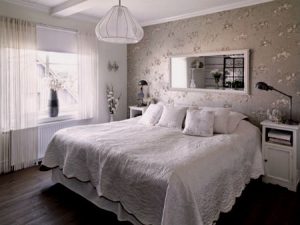 Белая спальня с кружевным покрывалом