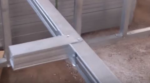 Опора повышает прочность стеллажа