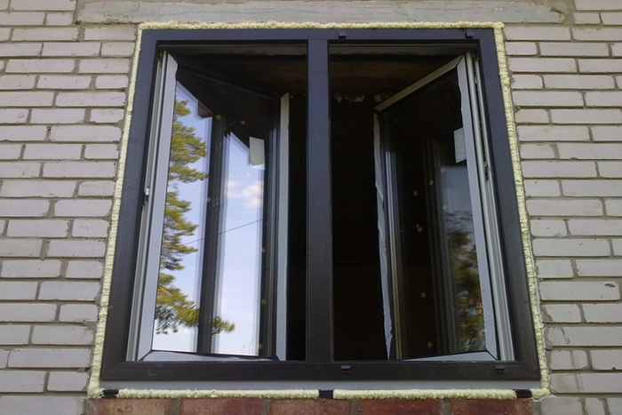 Черное пластиковое окно с внешней стороны