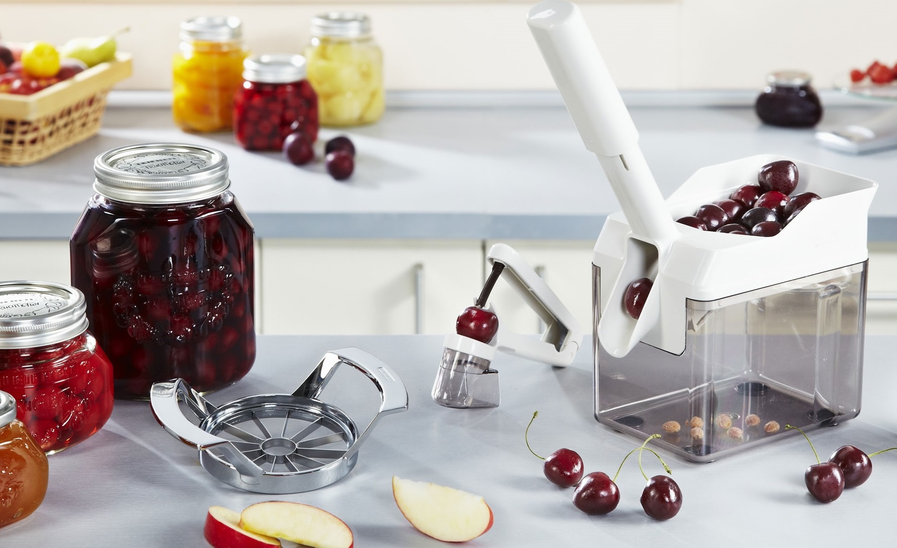Полезные приспособления для кухни: машинка для удаления косточек из вишни