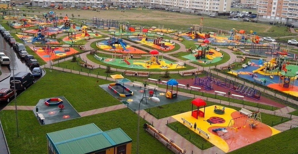 1. Детская площадка в Москве.