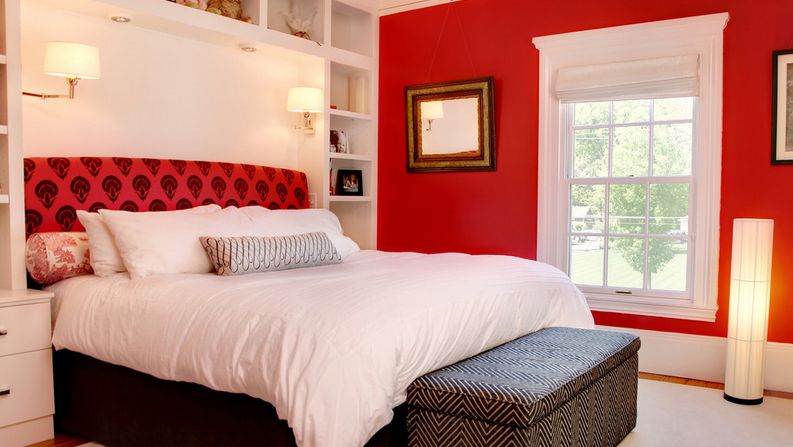 When used in combination with white, red has the potential to look really chic 