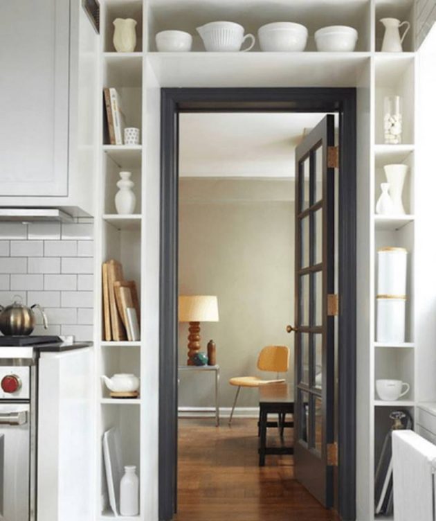 Дизайн маленькой квартиры: полки вокруг двери