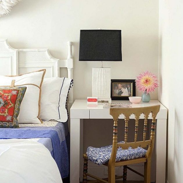 Дизайн маленькой квартиры: стол у кровати