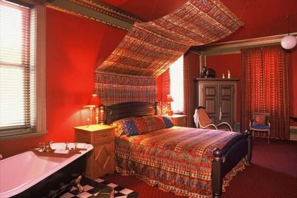 Спальня в индийском стиле с покрывалом, расшитым бусинами из фетра