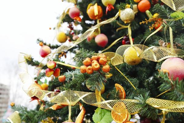 Украшение новогодней елки свежими фруктами