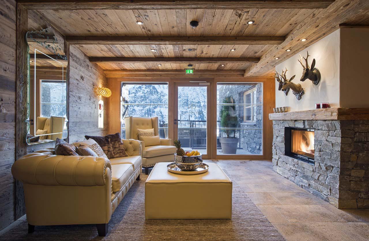 Натуральный деревянный потолок в гостиной с камином