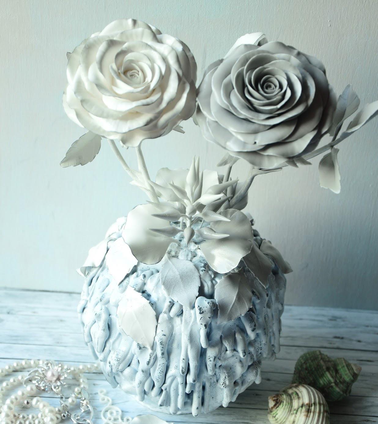 Белая статуэтка с розами в интерьере