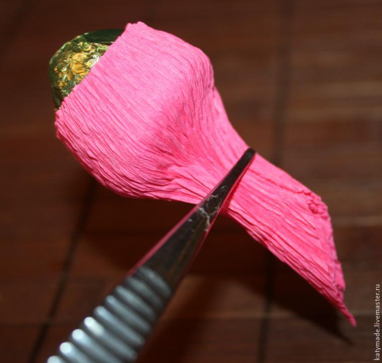 Как сделать цветок для букета из конфет, фото № 11