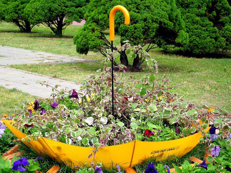 Новая жизнь старых вещей: 40 простых идей сделать свой сад арт-площадкой, фото № 12