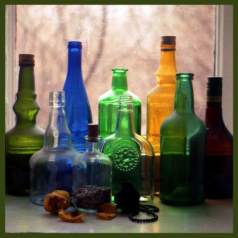 Красивая стеклянная бутылка. Красивые стеклянные бутылки. Бутылка из цветного стекла. Разноцветные стеклянные бутылки. Композиция с бутылкой.