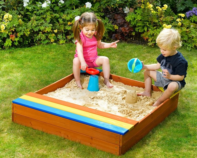 Дети практически в любом возрасте любят играть в песке, но чаще всего такой вариант используется при обустройстве игрового пространства для дошкольников