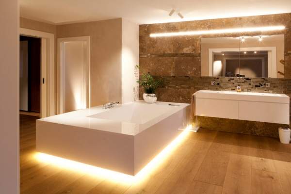 Красивый дизайн ванной комнаты со встроенной светодиодной подсветкой