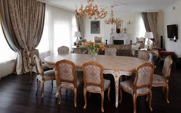 Интерьер гостиной столовой в частном доме в классическом стиле