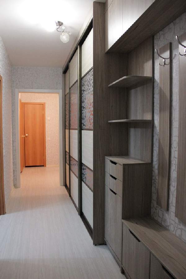 Встроенный шкаф из гипсокартона в коридоре