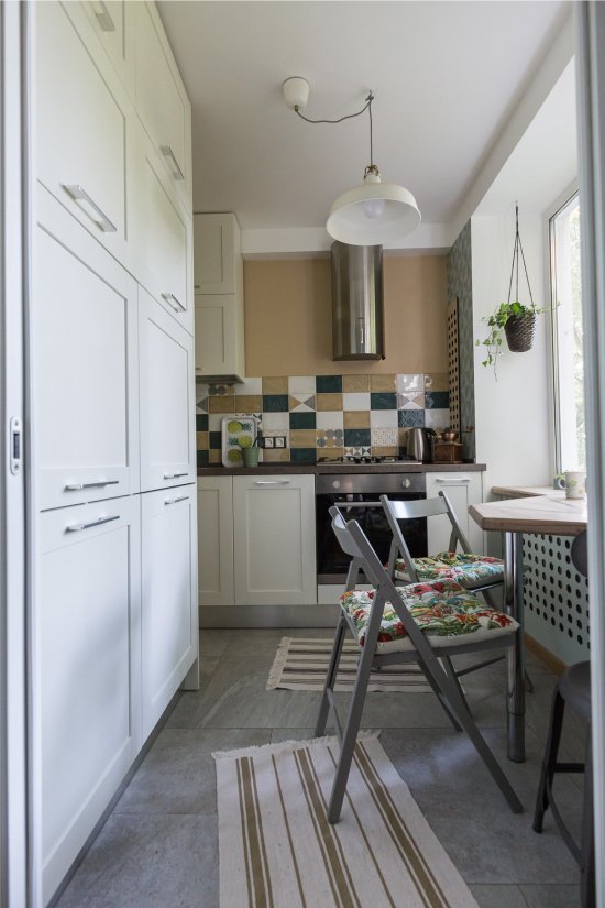 Кухонный гарнитур встроенный на маленькую кухню