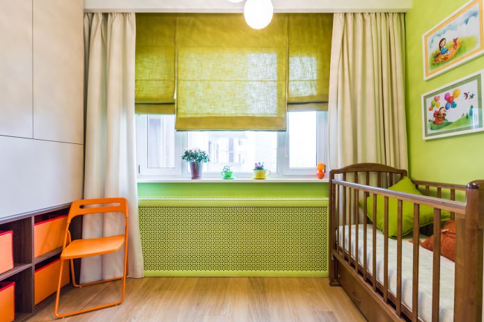 прямые и римские шторы в комнате для новорожденного