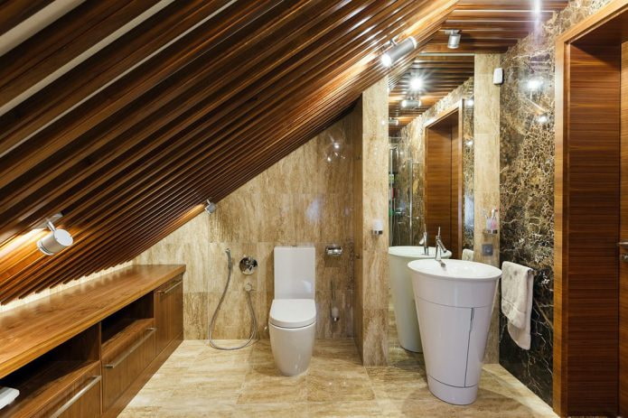 деревянные рейки на потолке в мансардной ванной