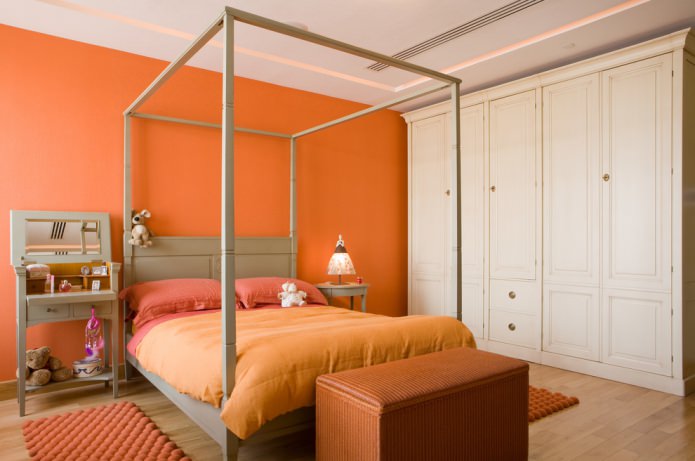 спальня с оранжевой стеной и текстилем