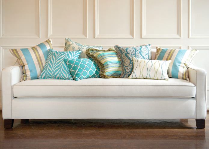 бирюзовые подушки на диване