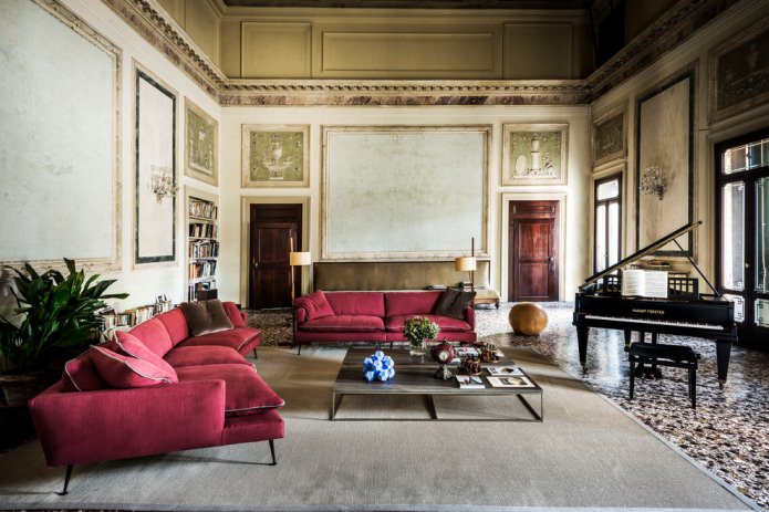 бордовый классический диван