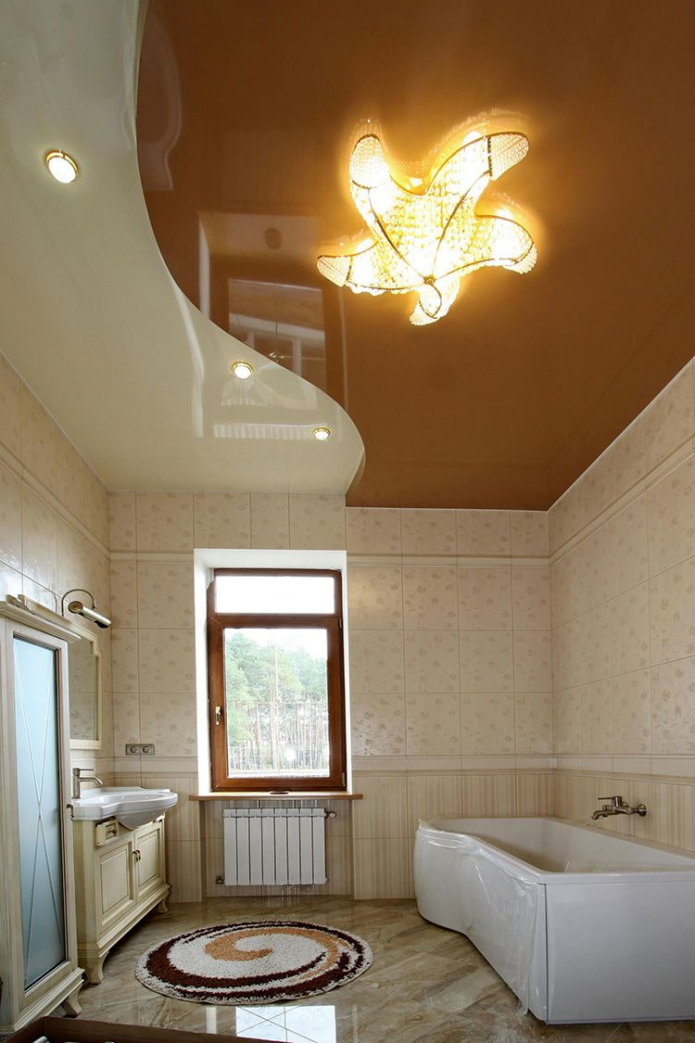 двухцветный потолок в интерьере ванной