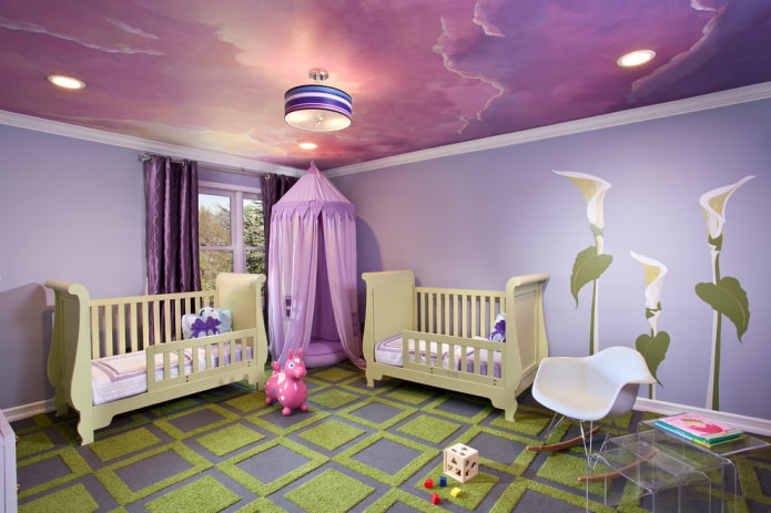 фиолетовое потолочное покрытие в детской