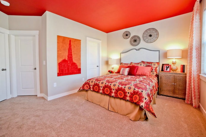 красный потолок в интерьере спальни