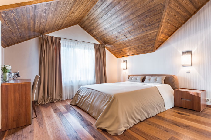 деревянное потолочное покрытие в спальне на мансарде