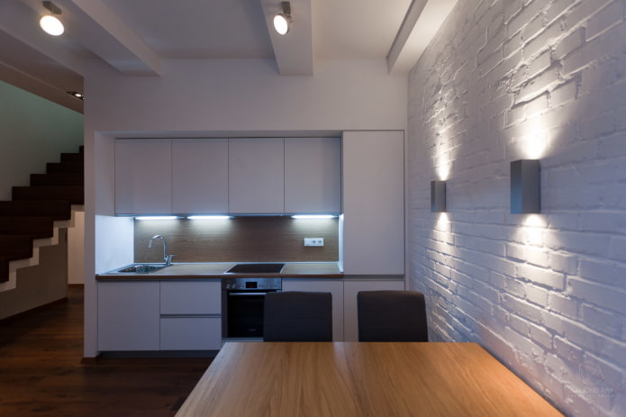 светильники на стене в интерьере кухни