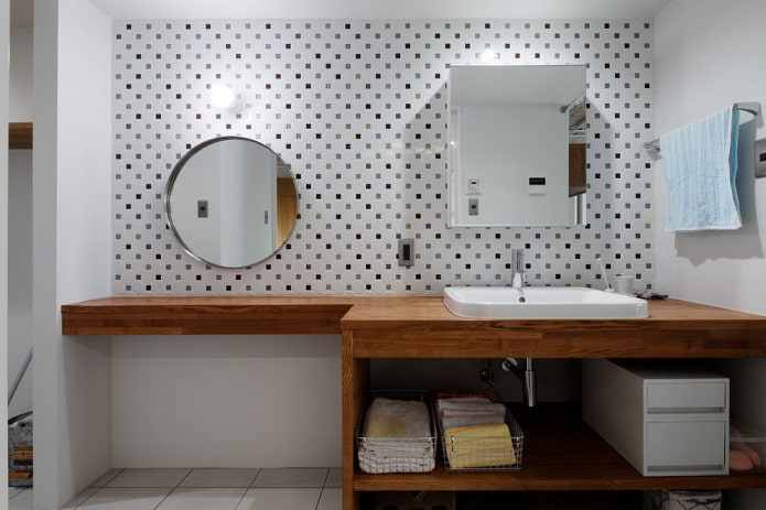 два зеркала на стене в интерьере ванной